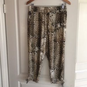 Light weight silky pull on Capri pants
